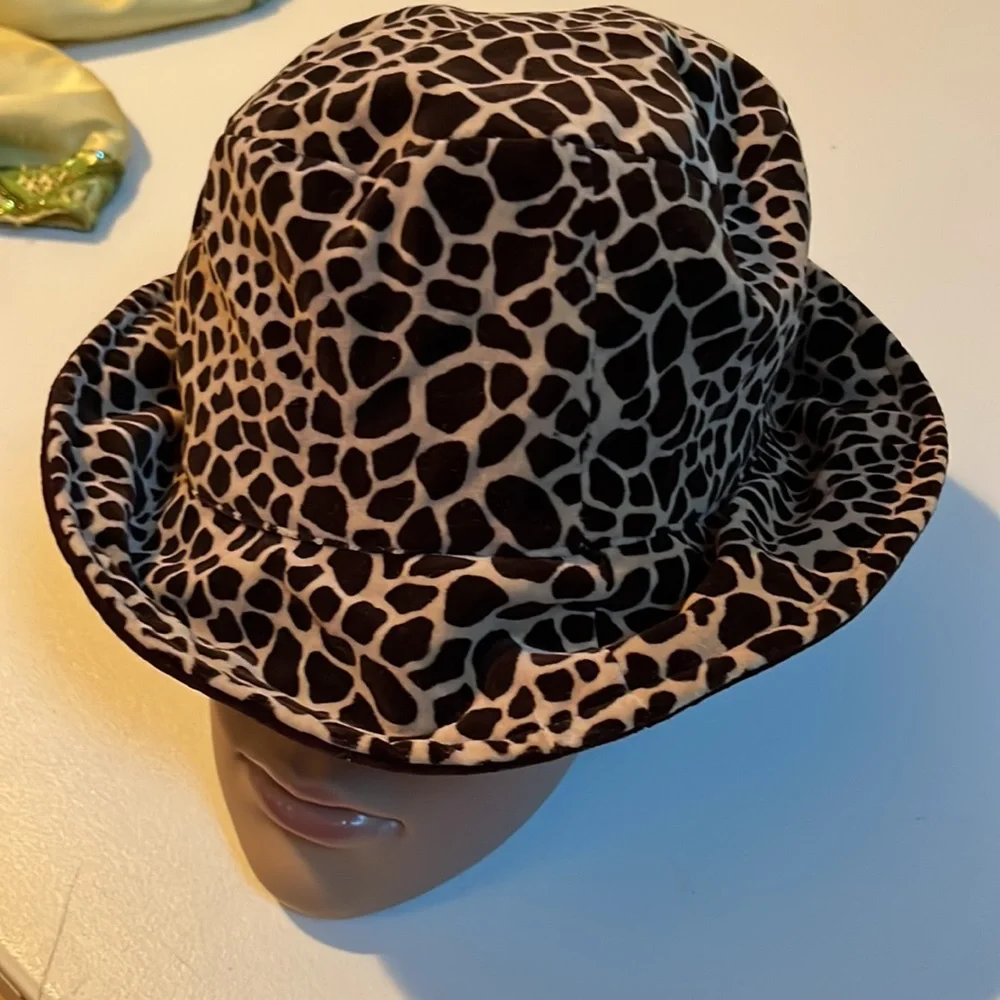 Women’s one size reversible hat brown velvet and leopard print NWOT